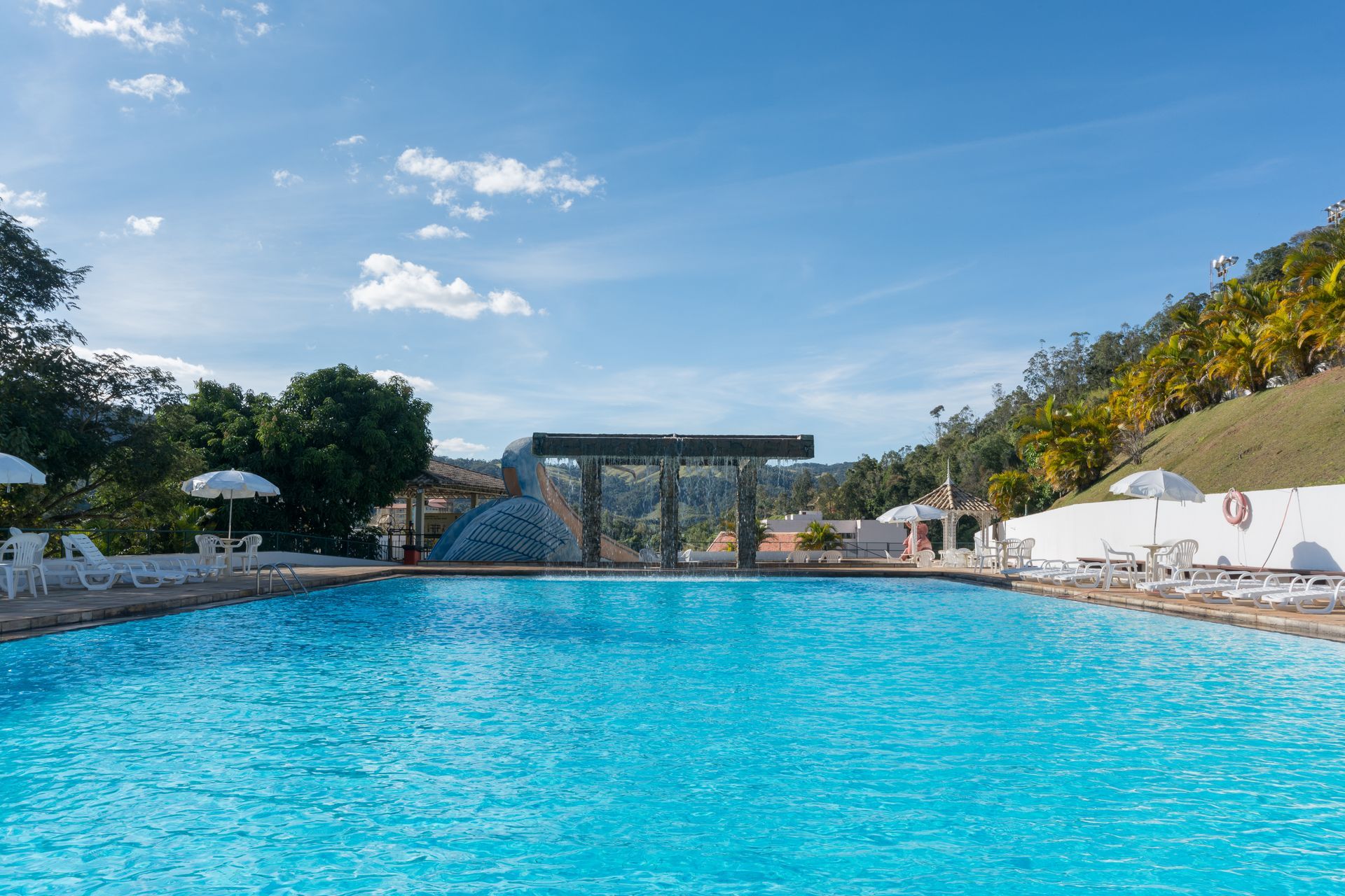 Piscina com Cascata